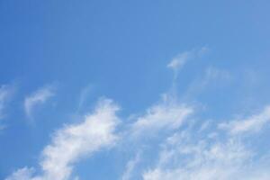 azul céu fundo e branco nuvens suave foco, e cópia de espaço horizontal forma. foto