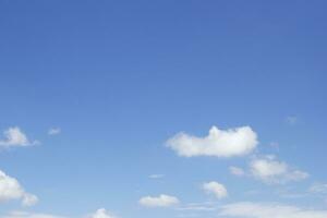 azul céu fundo e branco nuvens suave foco, e cópia de espaço horizontal forma. foto