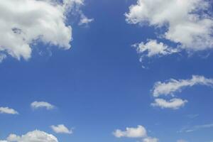 azul céu fundo e branco nuvens suave foco, e cópia de espaço horizontal forma. foto