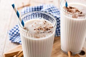 horchata fresca com canela em copo foto