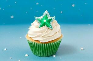 ai gerado Natal delicioso Bolinho com verde açoitado creme e Estrela em azul background.generated com ai foto