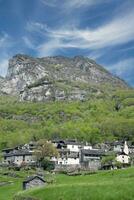 tradicional Vila do fontana dentro val bavona fechar para valle maggia e locarno,ticino cantão, suíça foto