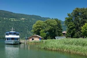 cais com turista barco às lago ossiacher Vejo às Ossiach Abadia, Caríntia, Áustria foto