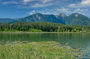 vi8ew sobre lago Turnersee, Caríntia, Áustria foto