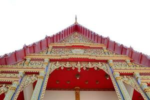 perspectiva Visão do isósceles budismo Igreja e branco céu dentro Bangkok, vermelho e dourado cor tradicional nativo tailandês arte, tailândia. foto