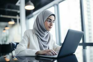 ai gerado retrato do muçulmano empresária vestindo hijab trabalho em Engenharia projeto faz documento e plantas análise. com poder digital empreendedor trabalho em comércio eletrônico comece projeto foto