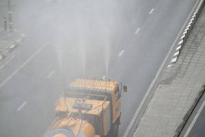 Bangkok, Tailândia - o caminhão de spray de água para tratamento de poluição do ar foto