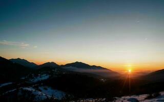 ai gerado crepúsculo abraço uma sinfonia do cores sobre majestoso montanha picos ai gerado foto