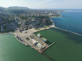 topo Visão do a marina e cais do novorossiysk. urbano panorama foto