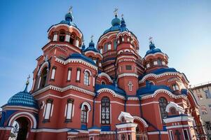 lindo arquitetura do Kazan Igreja a icônico ortodoxo Igreja dentro a cidade do irkutsk, Rússia. foto