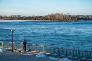 Visão do irkutsk beira-mar com angara rio dentro a manhã. a angara rio é uma rio dentro Oriental Sibéria e a só rio fluindo a partir de lago baikal. foto