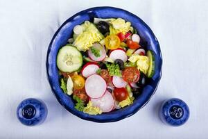 salada fresca com legumes foto