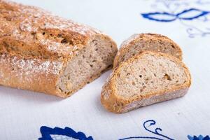 fresco baguete, pão em branco pano foto