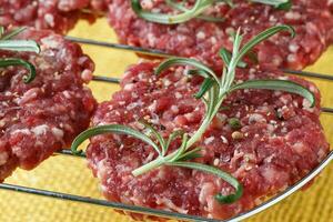 cru picado Hamburger carne com erva e especiaria preparado para grelhar foto