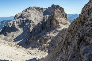 Visão do famoso dolomites montanha picos dentro verão, a dolomites do brenta grupo, Itália foto