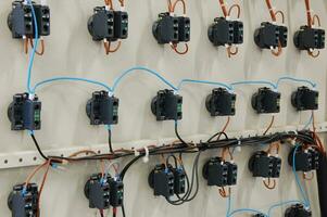 elétrico equipamento. automático o circuito disjuntores dentro uma linha. elétrico comuta dentro Caixa de Fusiveis. foto