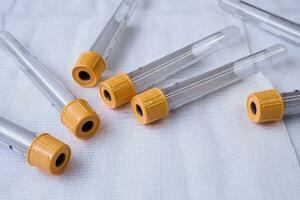 tubos de ensaio de plástico com tampas para a coleta de amostras. tubos de amostragem de sangue. foto