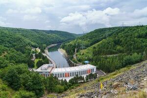 usina hidrelétrica de dalesice no rio jihlava e ao fundo as torres de resfriamento das usinas nucleares dukovany, distrito de trebic, república tcheca, europa. foto