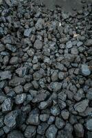 uma amontoar do Castanho natural carvão fundo foto
