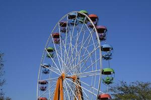 ferris roda. ferris roda dentro a cidade parque. assentos para passageiros em a ferris roda foto