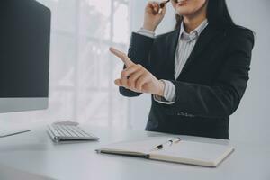 comunicação apoiar, ligar Centro e cliente serviço Socorro escrivaninha. voip fone de ouvido em Telefone teclado. foto