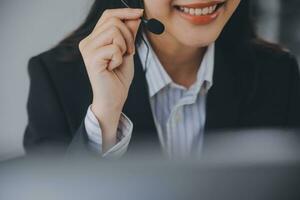 comunicação apoiar, ligar Centro e cliente serviço Socorro escrivaninha. voip fone de ouvido em Telefone teclado. foto