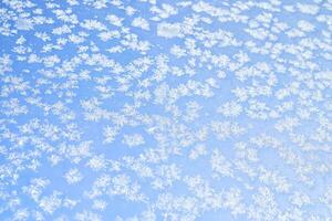 abstrato inverno fundo. geada em uma congeladas janela contra a azul céu. foto