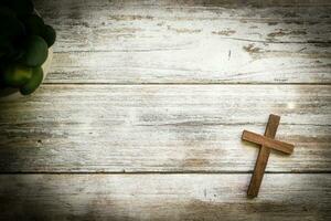 cristão Cruz e vintage de madeira fundo foto