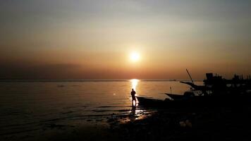 silhueta do uma homem levando banho dentro Padma rio durante pôr do sol, Bangladesh foto