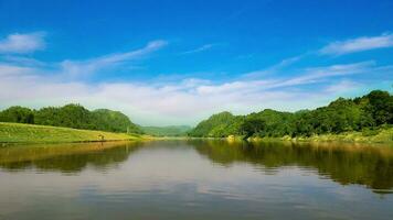 lindo natural cenário do rio com azul céu e montanha dentro fundo foto