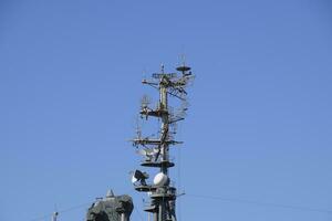mastro navio de guerra. a relâmpago prendedores e antena onda curta e Onda longa dados. marinho serviço foto