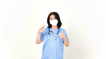 jovem ásia fêmea médico vestindo médico mascarar e segurando seringa para vacinação isolado em branco fundo foto