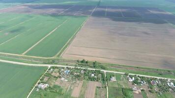 topo Visão do a Vila. 1 pode Vejo a telhados do a casas e jardins. estrada dentro a Vila. Vila olho do pássaro Visão foto