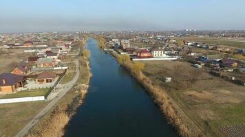 Visão a partir de a topo do a Vila. ruas sem asfalto e andar térreo casas. a Kuban Vila. foto