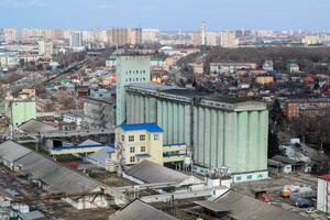 cidade panorama. a Visão a partir de a alturas do a 24 chão. Krasnodar cidade. urbano visualizar. foto