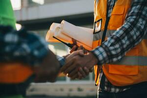 equipe construção ou Engenharia grupo e trabalhador. trabalho em equipe e determinação para sucesso. segurança Difícil chapéu para evita acidente enquanto trabalhando transporte e recipiente equipe. conceito reiniciar e Novo normal foto