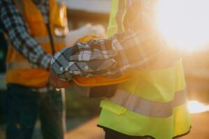 equipe construção ou Engenharia grupo e trabalhador. trabalho em equipe e determinação para sucesso. segurança Difícil chapéu para evita acidente enquanto trabalhando transporte e recipiente equipe. conceito reiniciar e Novo normal foto