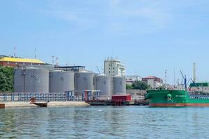 combustível óleo estação para navios dentro a porta. tanques com combustível óleo. foto