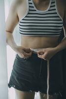 mulheres corpo gordo barriga. obeso mulher mão segurando excessivo barriga gordo. dieta estilo de vida conceito para reduzir barriga e forma acima saudável estômago músculo. foto