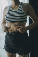 mulheres corpo gordo barriga. obeso mulher mão segurando excessivo barriga gordo. dieta estilo de vida conceito para reduzir barriga e forma acima saudável estômago músculo. foto