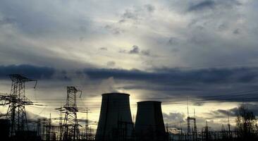 resfriamento torres entre a poder linhas às a gigante elétrico subestação foto