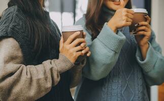 feliz colegas tendo uma café pausa dentro a escritório. grupo do o negócio pessoas tendo uma conversação dentro uma ambiente de trabalho. o negócio profissionais trabalhando dentro uma comece. foto