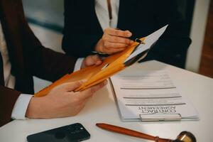 advogado, legal orientador, homem de negocios debate em formação em acordo detalhes o negócio contratos dentro legal em processamento livros para precisão dentro contrato documentos. articulação financeiro investimento. foto