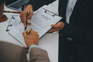 negócios e advogados discutindo documentos de contrato com escala de latão na mesa no escritório. lei, serviços jurídicos, aconselhamento, justiça e imagem de conceito de lei com efeito de grão de filme foto