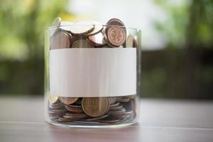 economize dinheiro para moedas de conceito de investimento na jarra de vidro foto