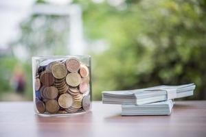 economize dinheiro para moedas de conceito de investimento na jarra de vidro foto