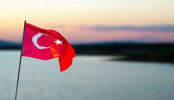 turco bandeira contra lago Visão às a pôr do sol. abril 23, agosto 30, Outubro 29 celebração foto. cópia de espaço para texto. bandeira do peru. foto