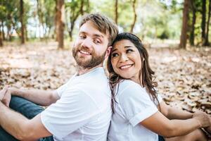 casal feliz e sorridente diversidade em momentos de amor juntos foto