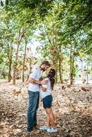 casal feliz e sorridente diversidade em momentos de amor juntos foto