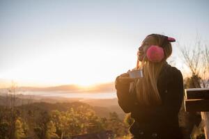 mulher acorda relaxa de manhã na montanha foto